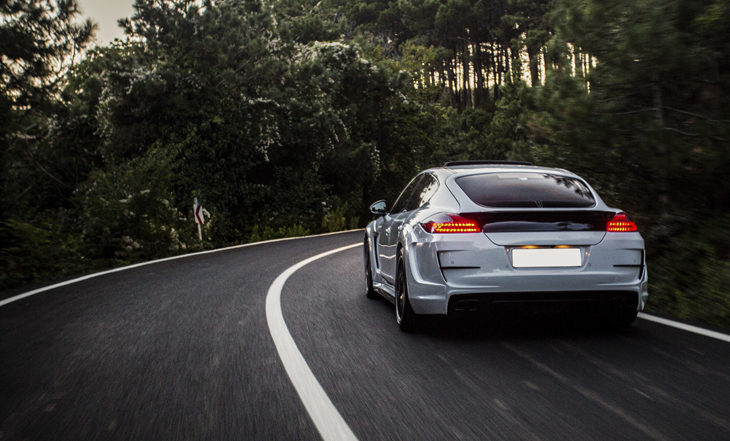 Seguro de coche en Ontinyent - vehículo en carretera de montaña